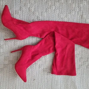 Christian Louboutin over the knee boots - Grymma lårhöga stövlar. Aldrig använda.  Kommer med dust bag. Kartong och certifikat.   Såklart inte äkta ( med tanke pp pris) men jättebra kvalitet.  Klacken är 11 cm.