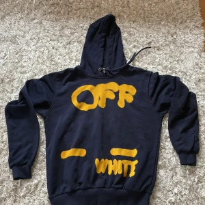 Off white hoodie - Säljer nu min off white Hoodie som är använd sparsam mest legat i garderoben, väldigt bra skick och modellen är main label, storlek S passar även M