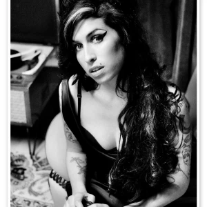 Amy Winehouse affisch 40x60 - Affisch i storleken 40x60 cm. Den hade bara en liten defekt uppe. Var lite uppriven men det fixades med en bit tejp på baksidan. inte alls synligt.