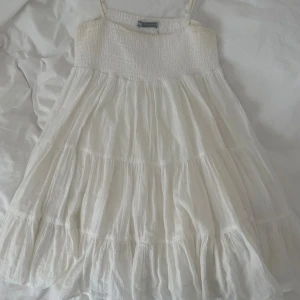 Vit zara klänning - Superfin och populär klänning från zara, perfekt i sommar. Säljer då den tyvärr inte kommer till användning. (Andra bilden är lånad så skriv för fler bilder)