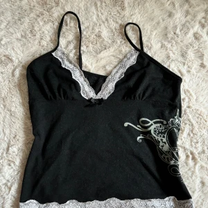 Emo topp🖤 - Använt ganska många gånger, men tyvärr slutat använda den❤️