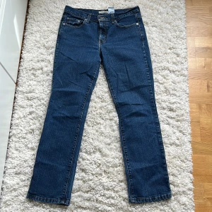 Levis jeans 505 - Straight lågmidjade jeans i storlek S Köpta på Sellpy för 500kr Nyskick  Pris kan diskuteras vid snabb affär!❤️