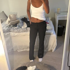  Jättefina svarta  kostymbyxor  -  Säljer dessa kostymbyxor,  från Bik Bok och de är bra skick har inte använd så många storlek 34. Jag är 163 cm och och det passar i längden på mig. Skriv om du vill ha fler bilder😽