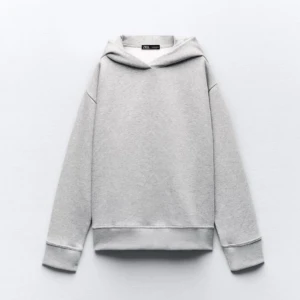 grå hoodie  - Säljer denna supermysiga gråa hoodien från zara. Säljer då den tyvärr inte kommer till användning för jag tycker den är lite förstor för mig. Knappt använd o därför i jätte fint skick. Skriv vid intresse, pris kan diskuteras vid snabb affär💓