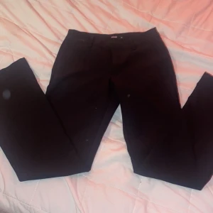 Bikbok lågmidjade kostymbyxor - Kostymbyxor från bikbok använt en gång, säljer pga att dom är för små för mig💕 vill gärna byta mot en storlek 36! Den har en liten fläck, kom provat för bild, men den syns knapt och den borde gå bort i tvätten