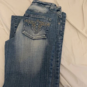 lågmidjade jeans  - low waist jeans, bootcut. dom är köpta för 500kr men säljer dom för 200kr. dom har inte kommit till användning och därför säljer jag dom. skriv innan köp.