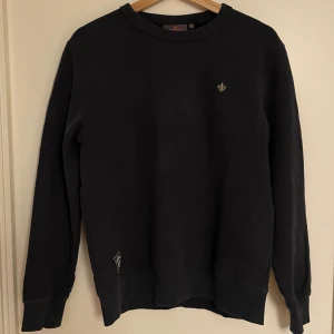 Morris sweatshirt tröja - Säljer denna assnygga marinblåa sweatshirt från Morris! Finfint skick! Dm vid frågor