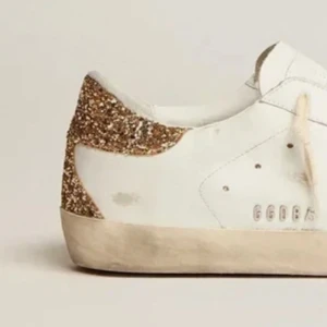 Golden goose skor - Jätte snygga golden goose skor, bra sick, köpt här på Plick. Äkta då hon jag köpte av visa kvitto när jag köpte dem😊skriv för fler bilder💕💕