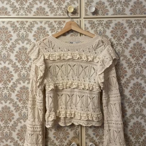 Vitt zara bluss  - Det är en jätte fin blus från zara som jag har använt ett få tal gånger. Men kommer inte till användning. Har hängt för det mesta i min garderob. 