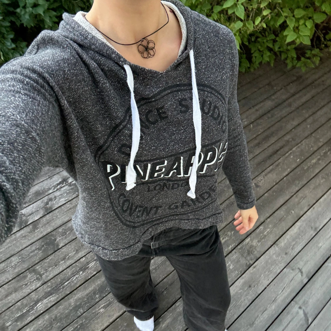 Mörkgrå, hoodieliknande tröja