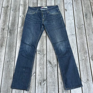 Levis Jeans - Jag säljer dessa Levis jeans eftersom de inte används längre. Modellen heter 511. Skick 9/10. Storleken är W32 L34.