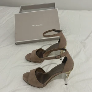Tamaris nude/gold 218 sandaletter / sandaler - Tamaris sandaler nude/gold 218 i utmärkt skick (kommer med förpackningen), storlek 37, sandaletter/sandaler som inte användes så mycket, originalpris 799 kr, mitt pris kan diskuteras😊