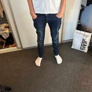 Replay jeans - Reglay jeans stl 30 Bra skick använd sällan Han som har på sig dom är 184 lång  