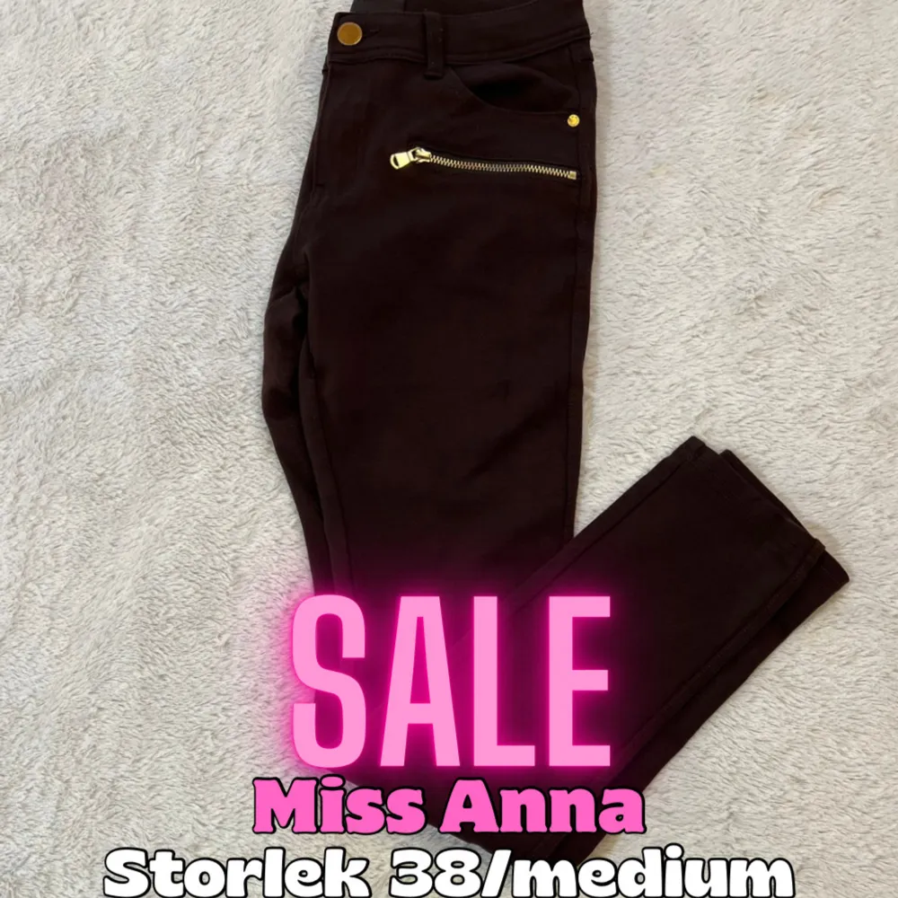 Jättefina mörkbruna byxor från Miss Anna i storlek 38/medium. Nyskick. 💕 Skriv jättegärna ett omdöme efteråt. Passa även på att köpa flera plagg samtidigt via Plicks bundle i min profil och betala bara för 1 fraktkostnad. 🤩. Jeans & Byxor.