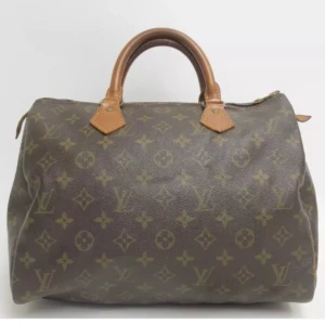 Louis Vuitton Speedy 30 - Louis Vuitton Speedy. Ett måste i väskkollektionen! Bra storlek för både vardagsbruk och resor. Perfekt att använda som skol-/arbetsväska. Speedy ger en touch av lyx och stil till varje outfit.