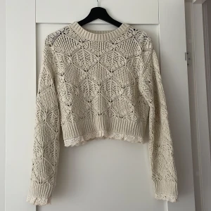 Stickad tröja - Aldrig använd, kortare vid magen, fina detaljer vid slutat av magen och armarna