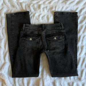 Low Waist Bootcut Jeans - Säljer dessa jeans i storlek 164 från barnavdelningen i Gina🖤Använd ett fåtal gånger men väldigt bra skick! Lite slitage längst ner som knappt syns! (se sista bilden) Passar XS/S🖤 - Midjemått 36 cm tvärsöver - Innerbenslängd 77 cm 