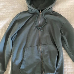 blå zip up hoodie - fin blå zip up hoodie från lager💗 inga defekter! kontakta vid intresse :)
