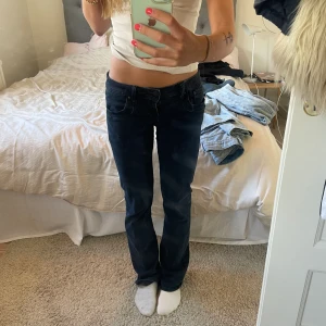 Ltb valerie jeans - Ltb jeans low waist och valerie! Storlek 27/32 och jag på bilden är 165cm🩷 de är en mörk mörk blå färg