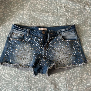 Shorts från Gina  - Jag säljer de här fina shorts från Gina.  Jag säljer de på grund att de är korta för mig men storlek är 38 / M .