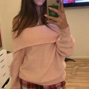 Stickad Rosa offshoulder tröja  - Super söt offshoulder tröja 💖första bilden är lånad 