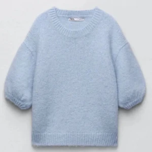 Zara tröja  - Säljer min sjukt fina tröja ifrån zara! Säljer då den tyvärr inte kommit till användning. Pris kan diskuteras, den har inga defekter eller fläckar, den är i storlek m men fungerar som s så som en m/s kontakta mig vid frågar, den är köpt här på plick💗