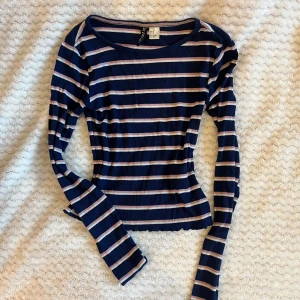 Randig tröja - Supergullig tröja i blå och rosa. Väl använd men superfin och väldigt bekväm. XS från H&M.