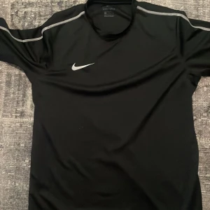 Nike DRI FIT tröja - Är ny inte använd