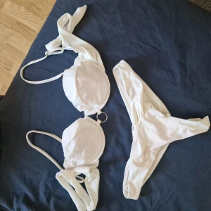 Baddräck - Baddräck creme färg,storlek M ,BH 80 B, Obs lite rosa färg på,men syns inte