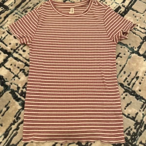 Randiga tshirt - Super duper söta randiga tshirt😊🫶🏻. Storlek står inte men funkar för dem som har xs och s