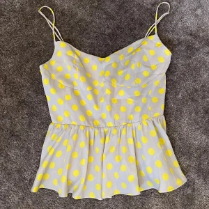 Gul prickig topp - En jätte fin topp som är grå med gula prickigar. Den a är från zara o h är i storlek M💛 jag säljer denna tröja pågrund av att den inte passé min byst💛