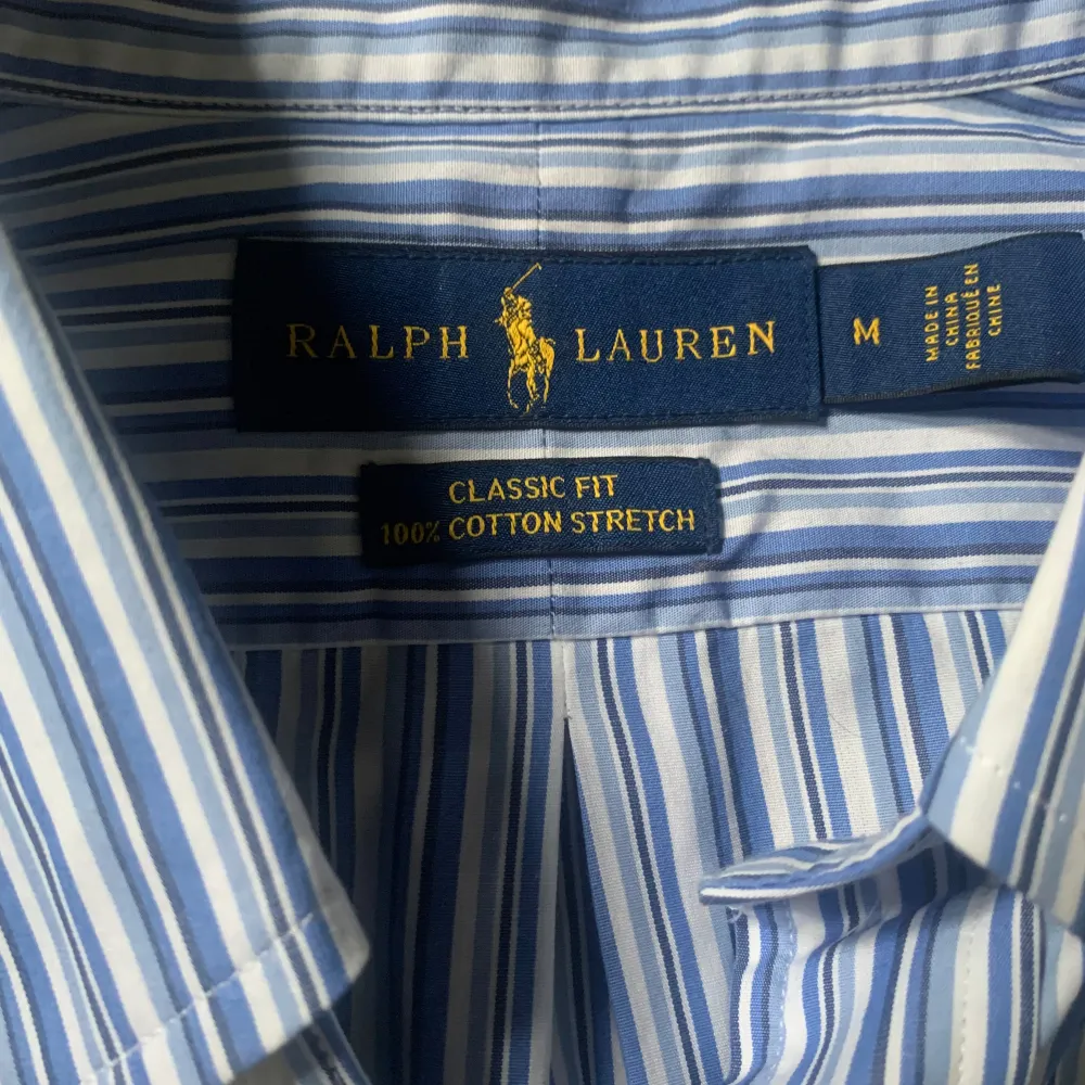 Säljer en blå & vit randig Ralph Lauren skjorta. Skick 10/10 Storlek M passar L (Classic fit). Skjortor.