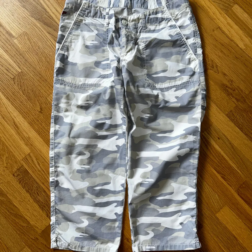 Trendiga Capri-byxor i militärmönster/kamouflage från Peak Performance! Storlek M (midjemått 80cm). Bra skick, sköna. Skriv om ni har frågor!. Jeans & Byxor.