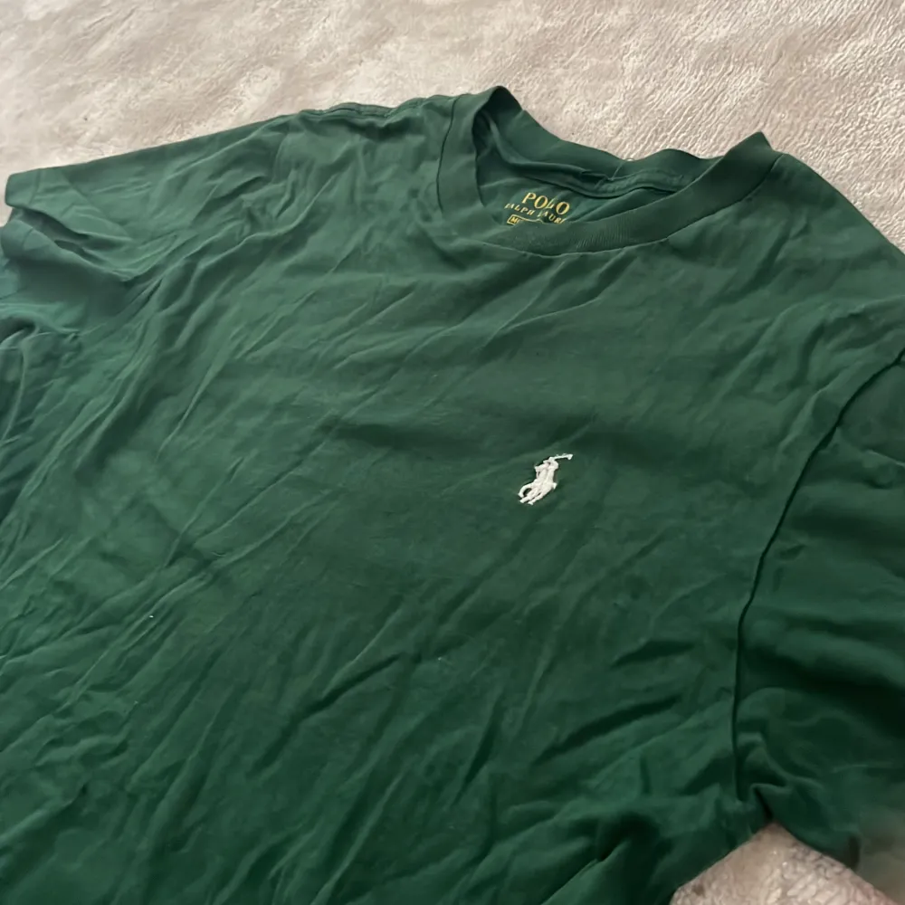 En fet Ralph lauren t shirt som vi säljer, tröjan är knappast använd och har inga som helst defekter, bara höra av sig vid fler frågor💯👍👍. T-shirts.