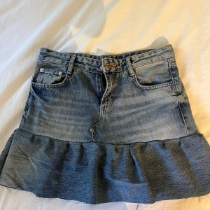 Jeanskjol med volang - Sååå fin jeanskjol med volang sydd av ett par jeans. Passar ej mig💞