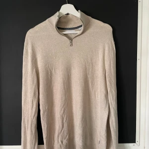 Jack and Jones halv zip - Jack and Jones halv zip i storlek S köpt för 600 kr säljer för 150 kr✅  Använd ca 10-15 gånger  Skick 7.5/10 