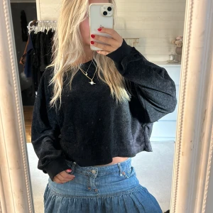 Svart tröja  - Svart tröja med bredare armar