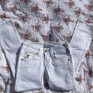 True religion jeans  - Vita, low waist true religion jeans med cool guld detalj, storlek 26✨ midjemått 37 cm rakt över💕 