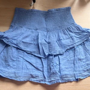 Blå volang kjol - Jättesöt blå volang kjol från Gina tricot. Är i super skick och bara lite andvänd! 