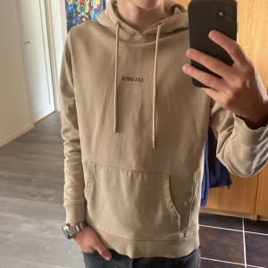 Les Deux Hoodie  - Säljer denna snygga hoodien som passar perfekt till hösten!👍 hoodien passar bra till dig som är 170-180, tröjan är i bra skicka utan några defekter! Skriv vid frågor och funderingar!😁🤝