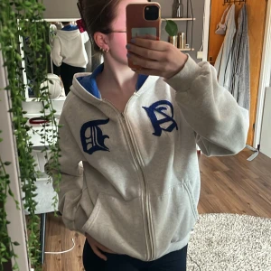 Adika zip hoodie  - Super fint skick men används tyvärr inte!  Storlek S och en äkta tröja från adika☺️ Pris går alltid att diskutera och bilder går alltid att få, bara att höra av sig! 