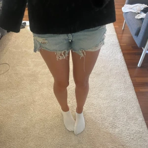 Zara shorts - Säljer dessa Zara shorts då de är för små för mig. I superbra skick och använda fåtal gånger💕 visar inte midjan då jag inte får igen dom ordentligt. Skriv för fler bilder eller vid funderingar. 