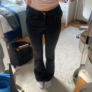 Svarta jeans - Väl använda jeans, inga deflekter. Nypris 500kr, kom privat för fler bilder/frågor ❤️