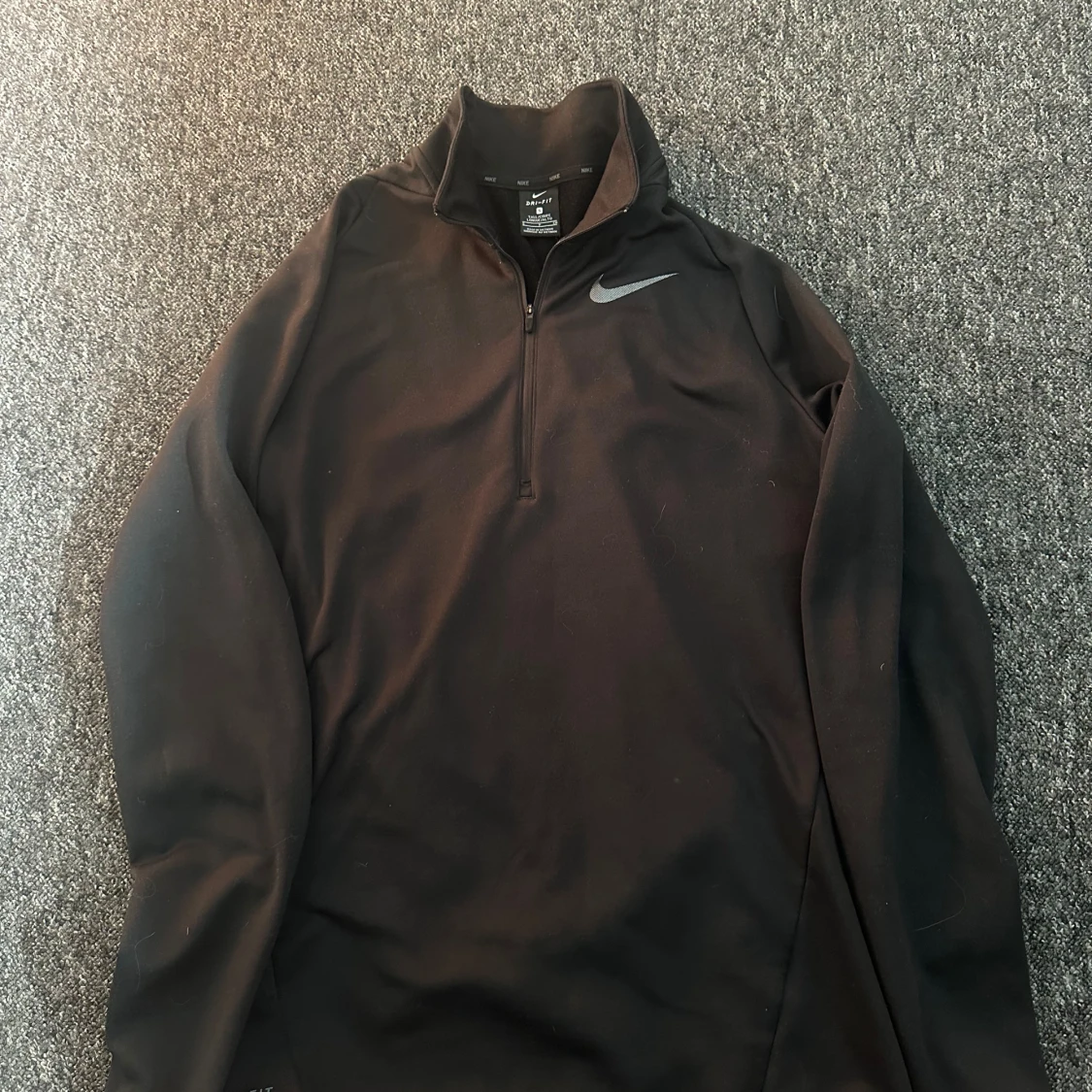 Svart långärmad tröja från Nike - 90