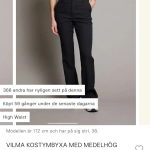 Bikbok kostymbyxor  - Säljer dessa kostymbyxor från bikbok då de inte passar mig. De är i väldigt bra skick och knappt använda💕. 