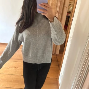 stickad tröja  - säljer denna gråa fina stickad tröjan! perfekt till hösten! 