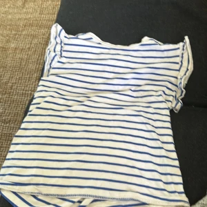 Randig tröja  - randig tröja med volang ärmar, använt en del men utan några synliga märken. ❤️