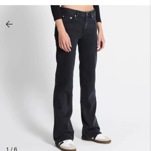 Lager 157 90s Boot svartjeans - Köpt för några månader sen och har aldrig använt. Lappen stor kvar men ganska riven. Den är i length short storlek S. Sitter mid Waist så ungefär 67 i midjemått. Köpt för 400kr säger 130kr☺️