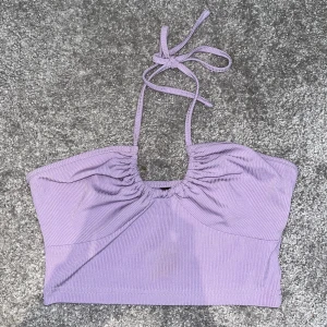 Söt topp - Söt sommar topp. Använd max 10ggr. Säljer då den inte passar på mig. Storlek XS men är ganska stretchig så psssar S också. Söt att ha till när man e utomlands osv. 