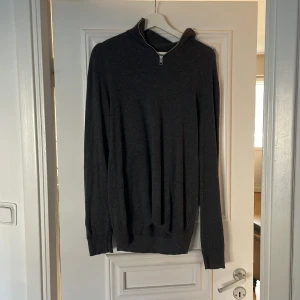 Jack and jones half zip - Grå halv zip tröja Skick 9/10 Storlek m fungerar även på L